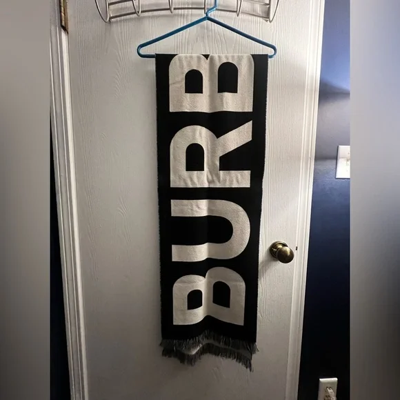 Burberry scarf Authentic - Picture 3 of 4